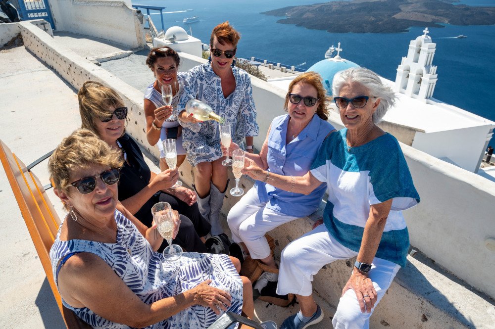 Santorini: 6hr Small Group Girls Day Out – Wine & Villages Tour