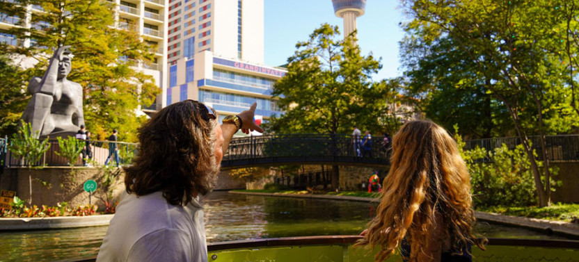 San Antonio Small Group Walking Tour with Riverwalk Boat Cruise