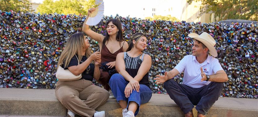 San Antonio Small Group Walking Tour with Riverwalk Boat Cruise