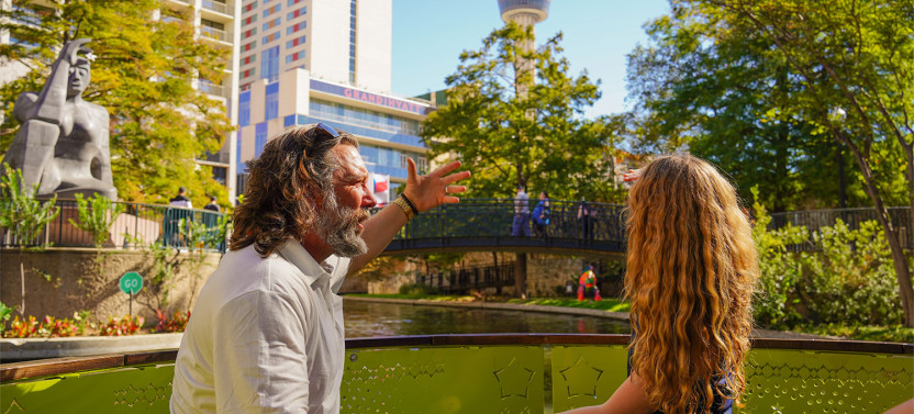 San Antonio Small Group Walking Tour with Riverwalk Boat Cruise