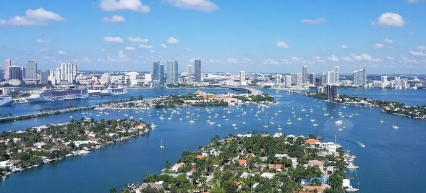 Miami Boat Tour with Hot Dog Sightseeing Cruise