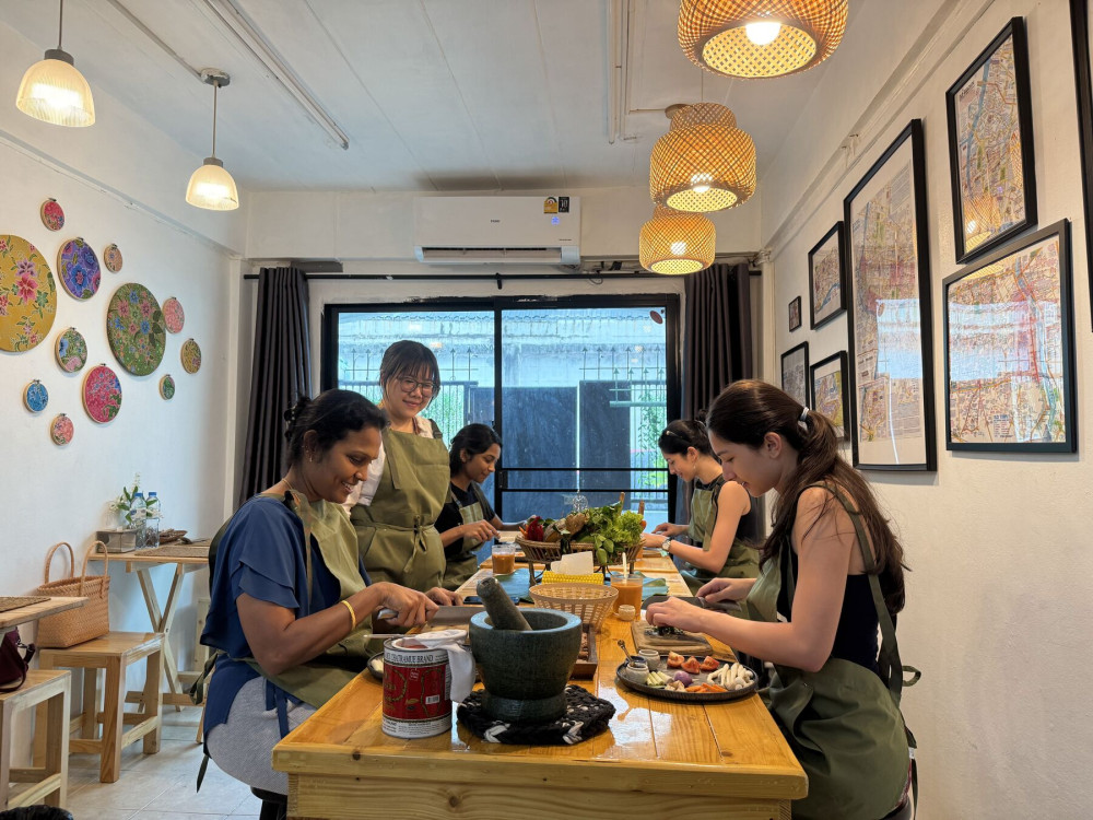 Small-Group Bangkok Cooking Class & Market Tour with Rapeephan
