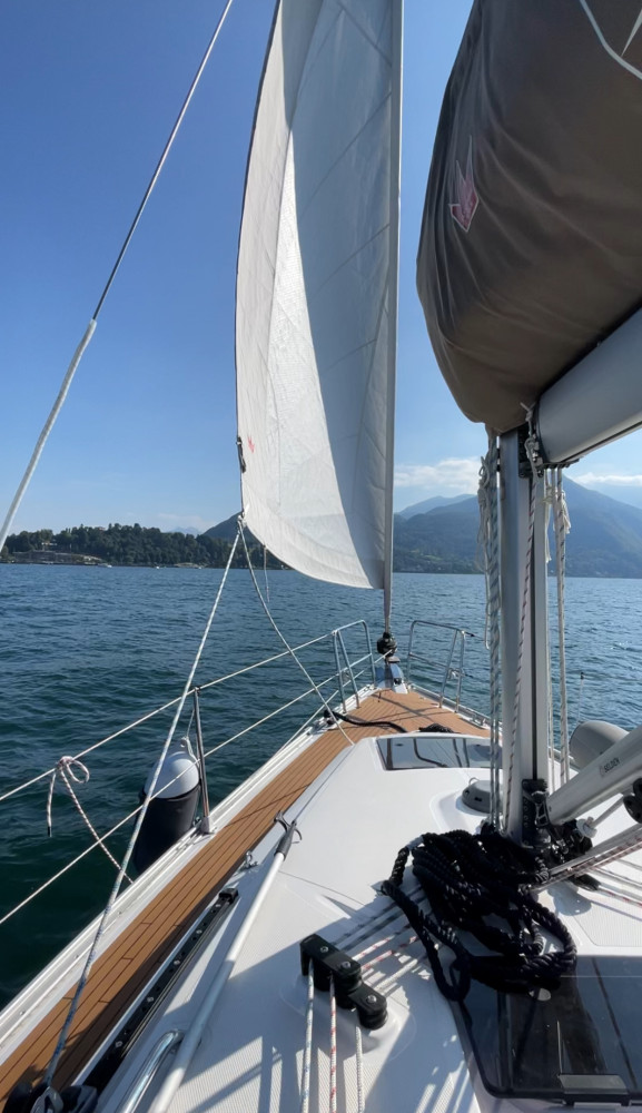 Lake Como Private 2-hour Sailing Tour with Aperitif & Villa Melzi