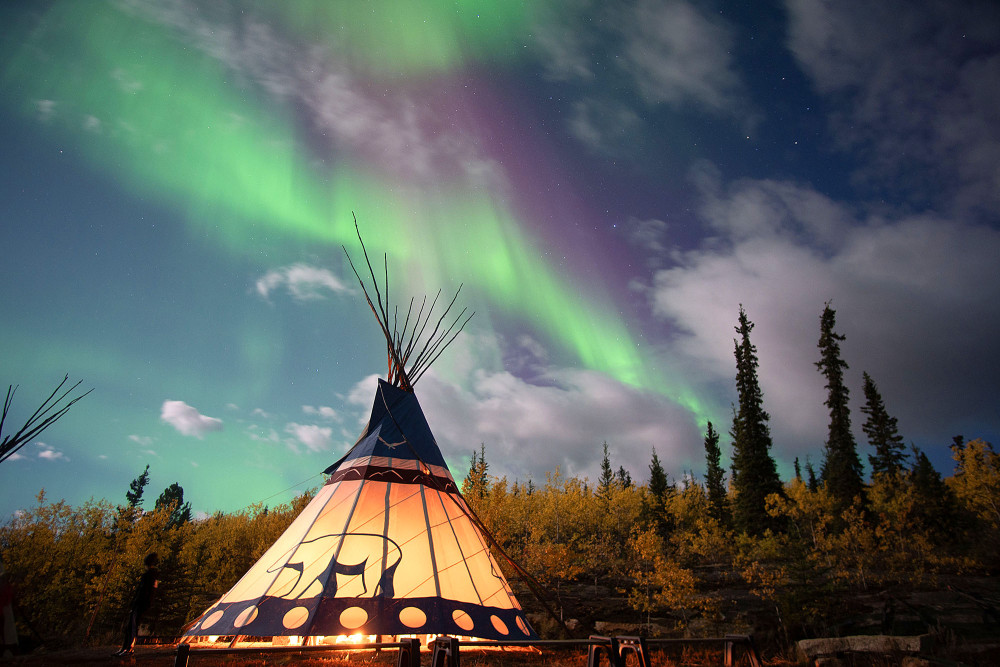 Evening Aurora Viewing Experience at a Remote Yukon Lodge