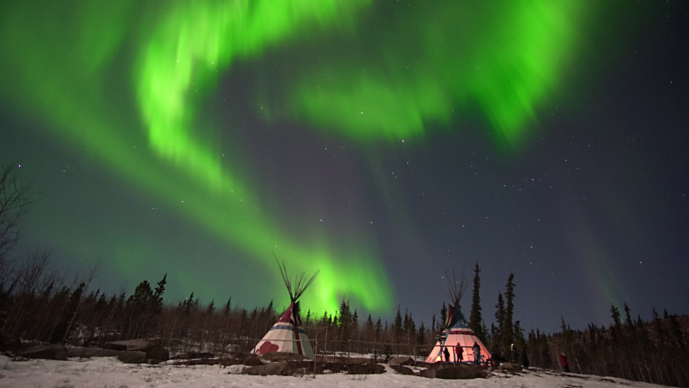 4-Day Yukon Aurora Viewing with Snowshoeing & Wildlife Preserve Tour