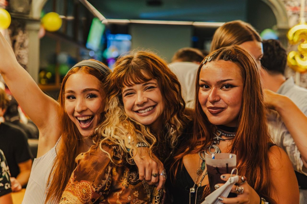 Porto:Pub Crawl 4Bars,8Drinks,Games & VIP Club Entry