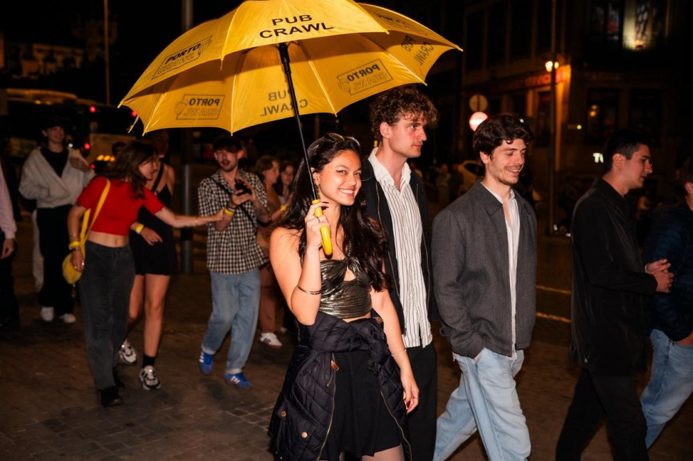 Porto:Pub Crawl 4Bars,8Drinks,Games & VIP Club Entry