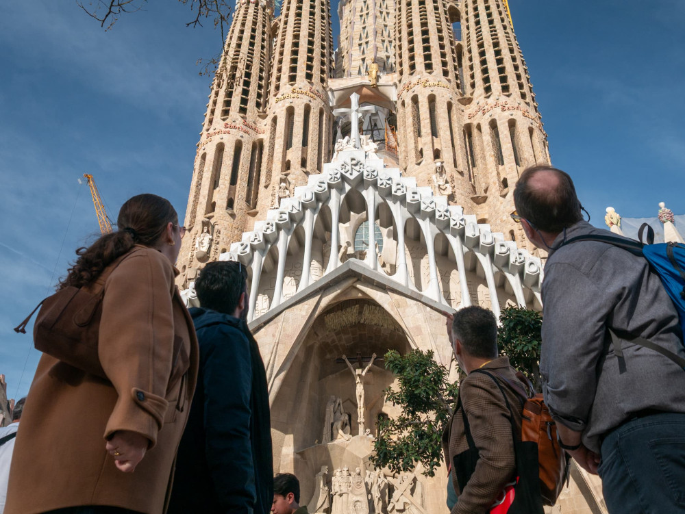 Small Group Tour: Sagrada Familia, Park Guell, Casa Mila & Tapas