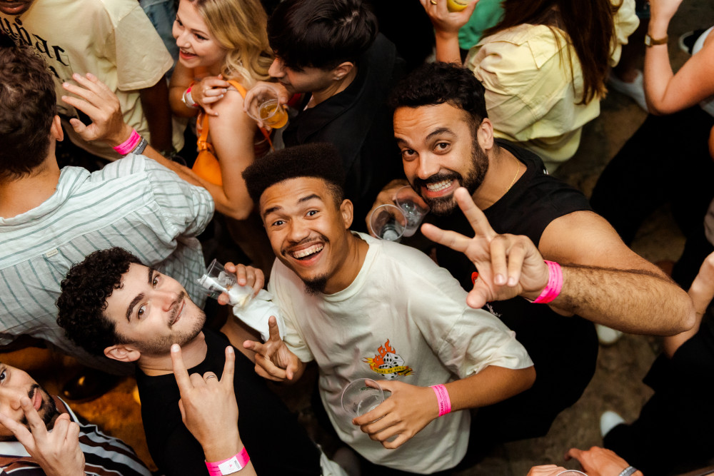 Faro Pub Crawl: A Night of 6 Drinks, Fun Games & VIP Club Entry
