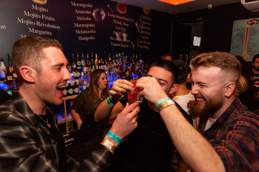 Portimão Crawl: A night with 6 Drinks, Games & VIP Club Entry