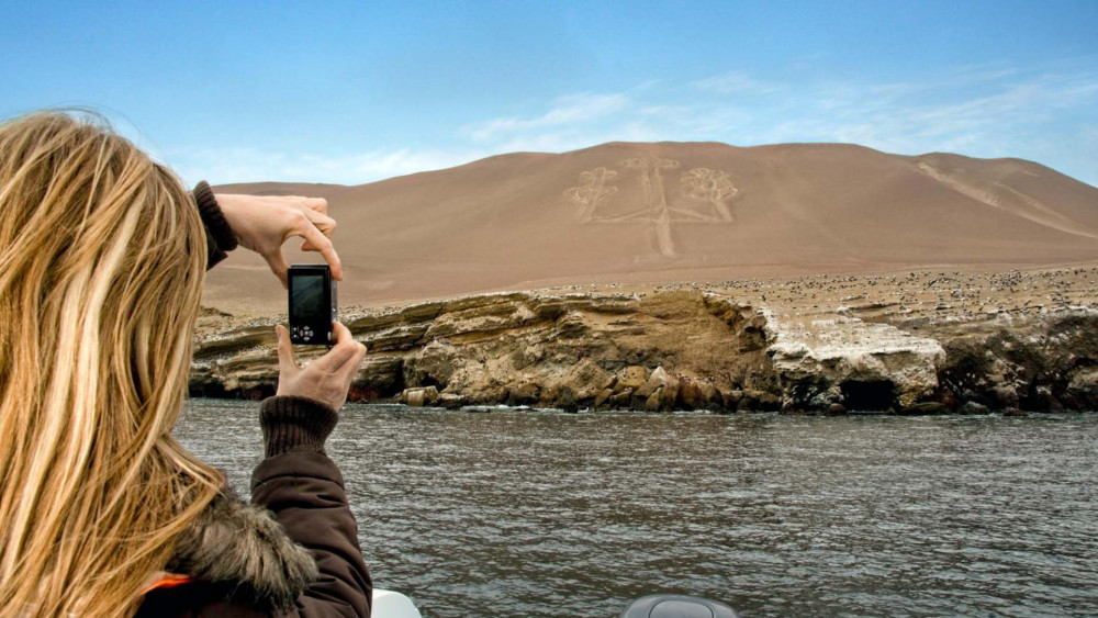 From Paracas: Ballestas Islands + Buggy and Sandboard 2 hours in Huacachina