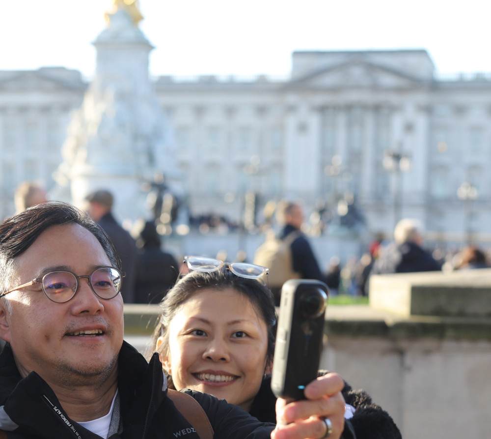 Buckingham Palace Walk with High Tea at Kensington Palace