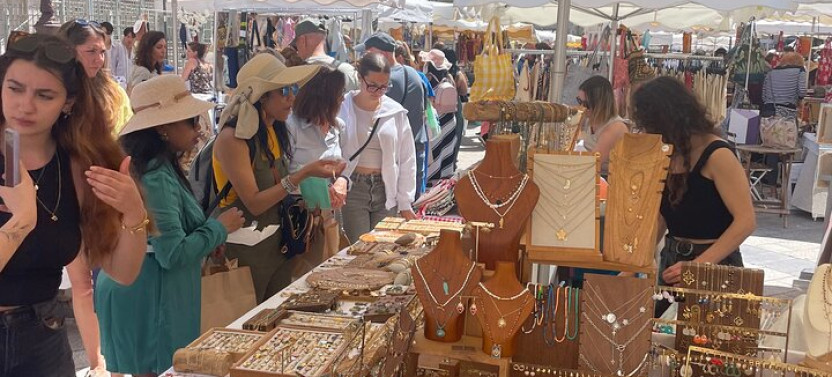 Private Luxury Italy and French Riviera Day Tour: Sanremo, Dolceacqua & Men