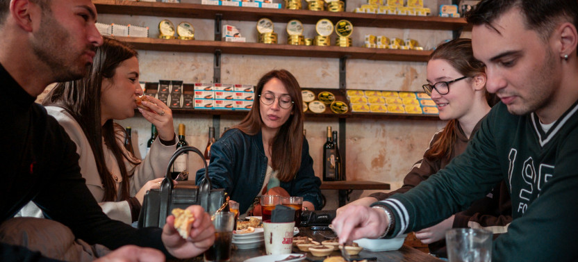 Barcelona: Gothic Quarter Tapas & Wine Small Group Tour
