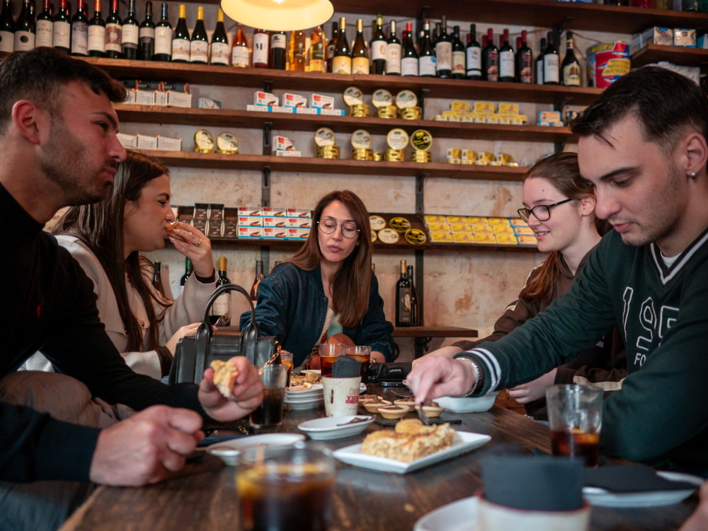 Barcelona: Gothic Quarter Tapas & Wine Small Group Tour