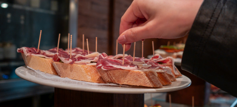 Barcelona: Gothic Quarter Tapas & Wine Small Group Tour, photo 2 of 20