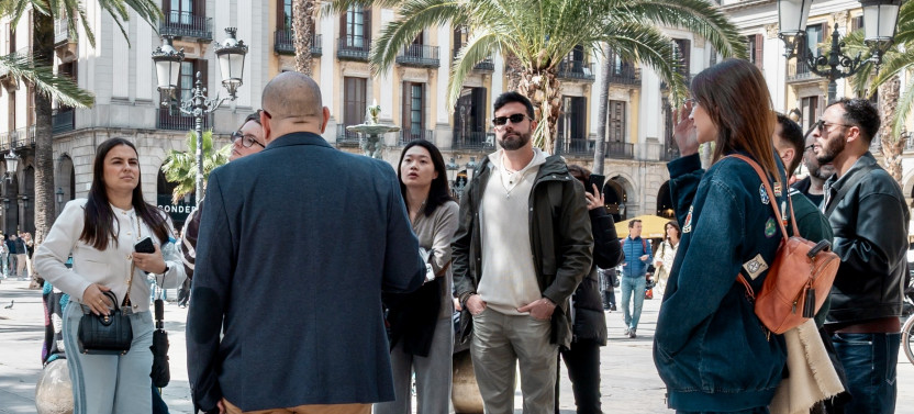 Barcelona: Gothic Quarter Tapas & Wine Small Group Tour, photo 3 of 20
