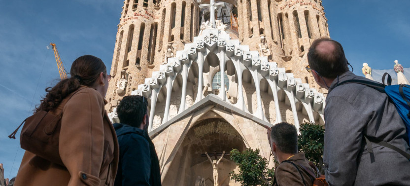 Small Group Tour: Sagrada Familia, Park Guell, Casa Mila & Tapas