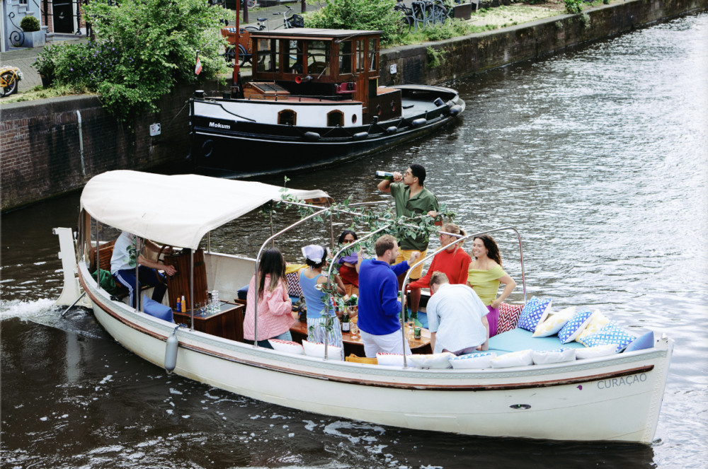 Amsterdam Elegante Private Cruise with an Amsterdam Born and Raised Skipper