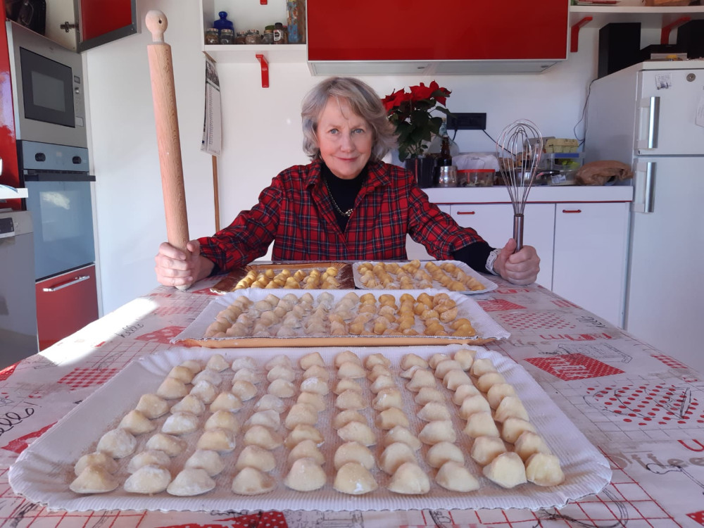 Verona Pizza or Pasta Cooking Class with Wine in Anna's Home