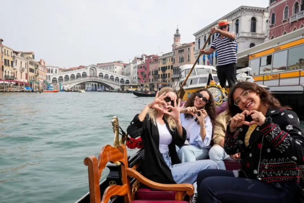 Semi Private Venice in a Day Tour with Gondola Ride