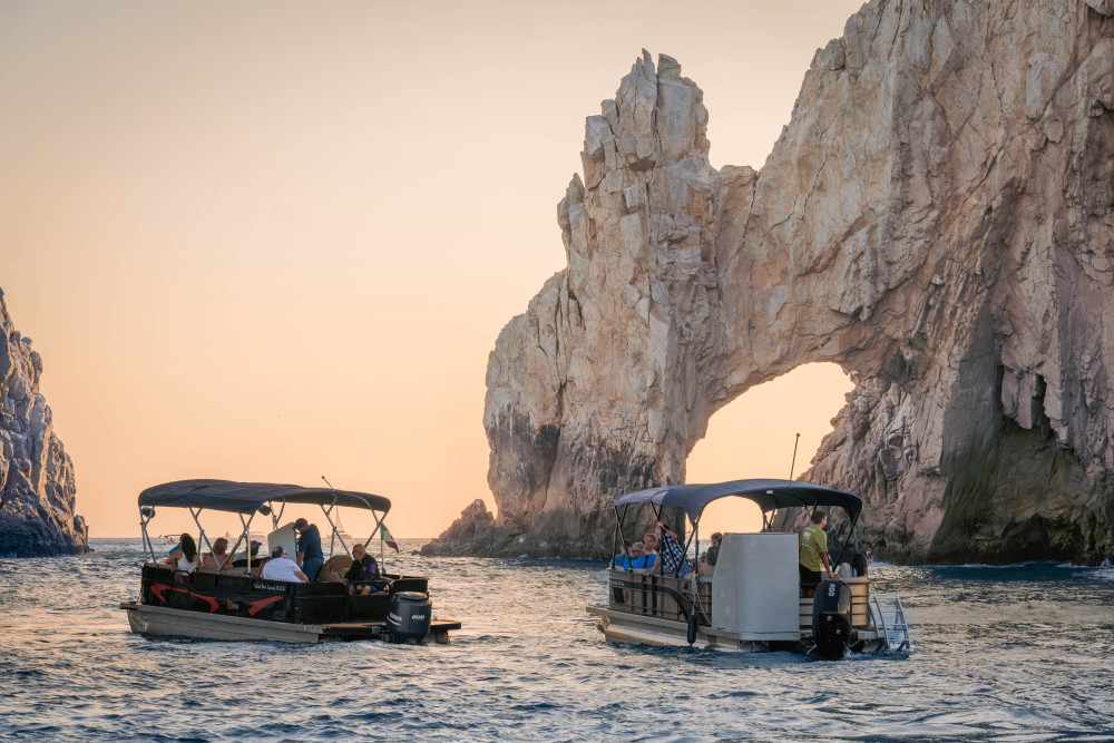 Private1 Hour Luxury Tritoon Rental Arch and Bay tour