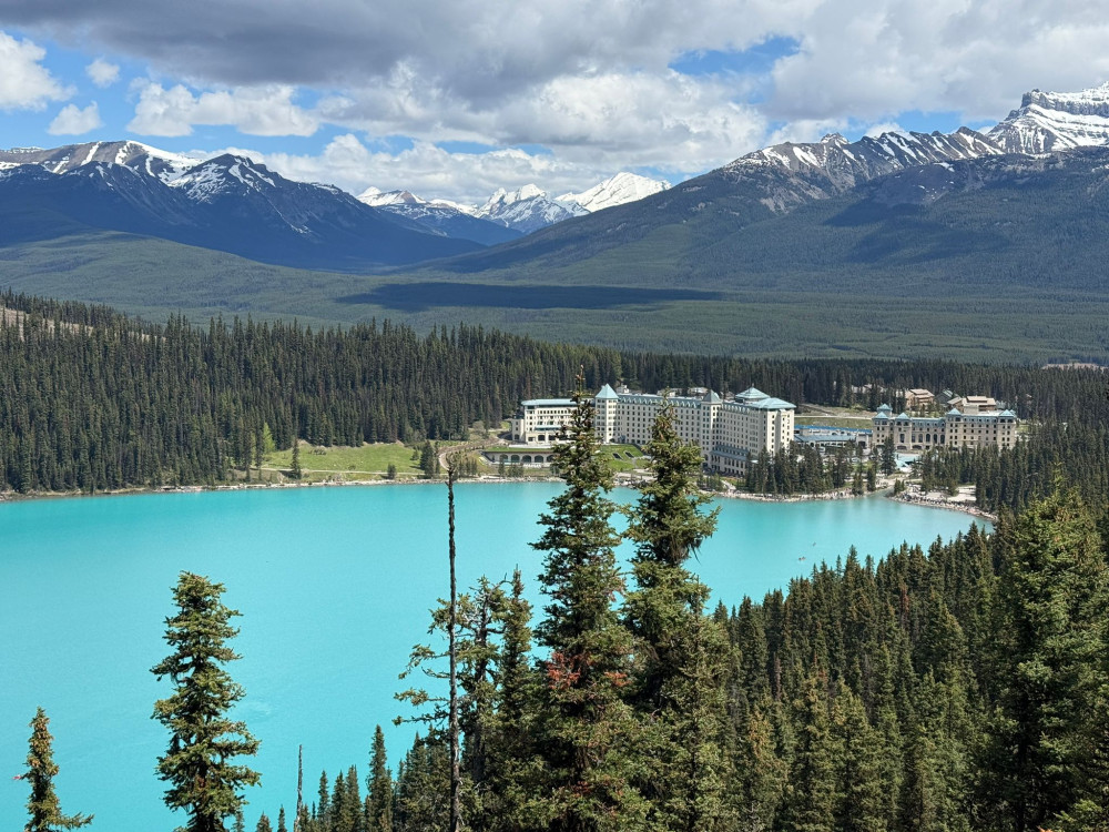 Moraine Lake, Lake Louise, Emerald & Johnston Canyon Shared Tour