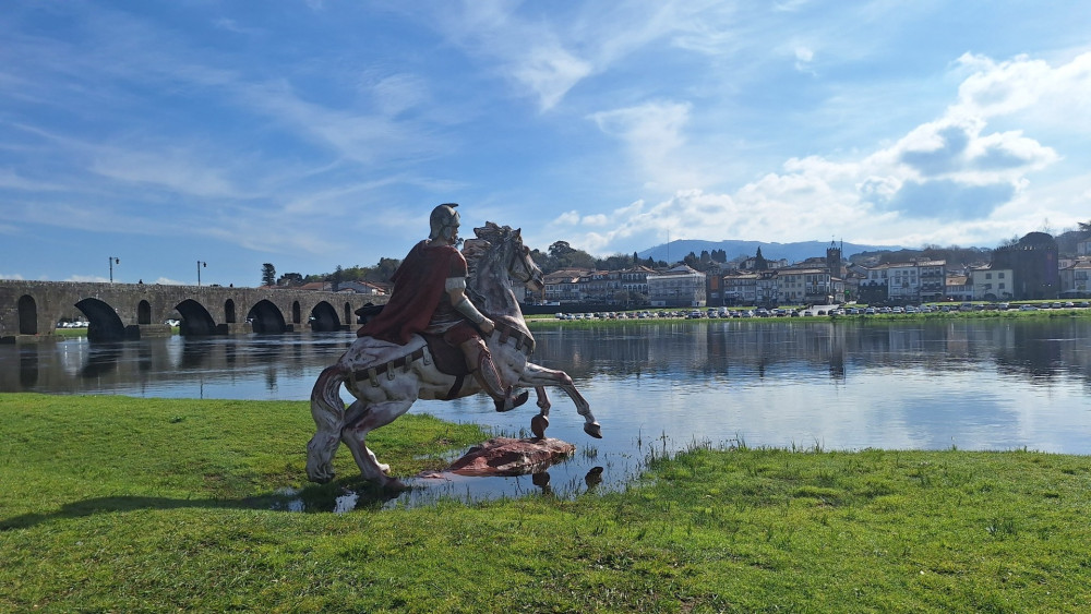From Porto: Ponte de Lima & Vinho Verde Estate Tour