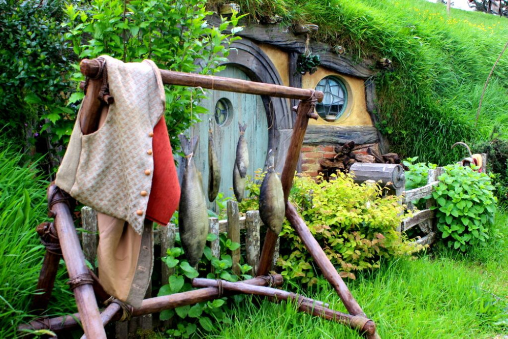 Private 2 Day Tour: Hobbiton, Rotorua Geothermal Valley & Hamilton Gardens