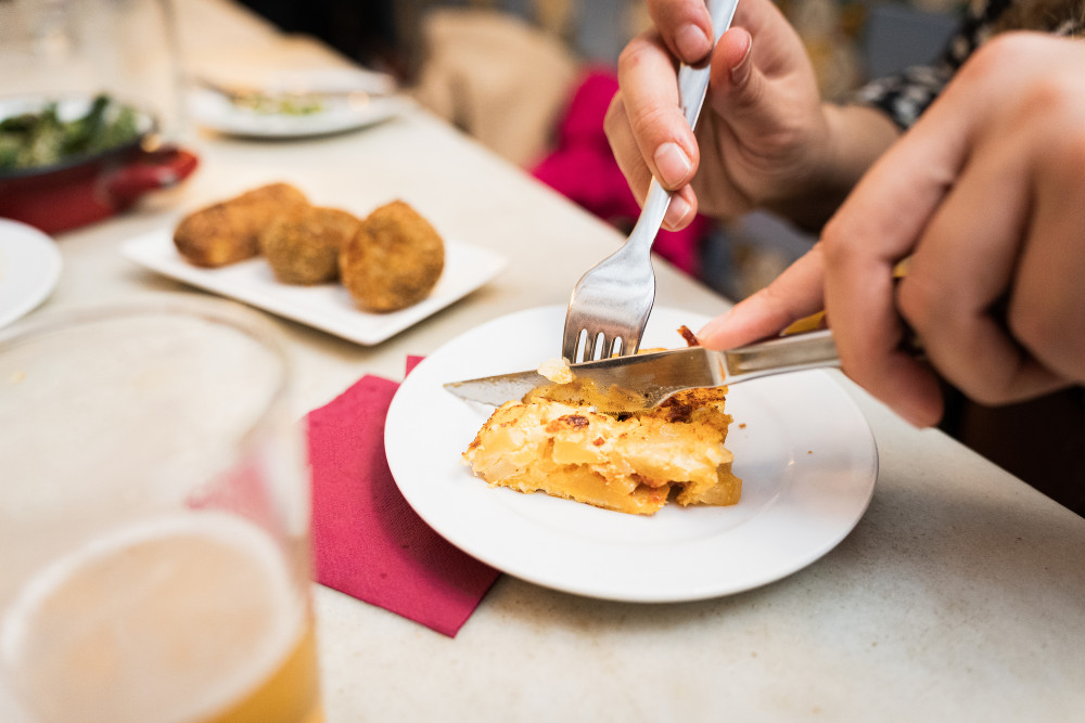 Granada Food Tour with Tapas & Drinks with a Local