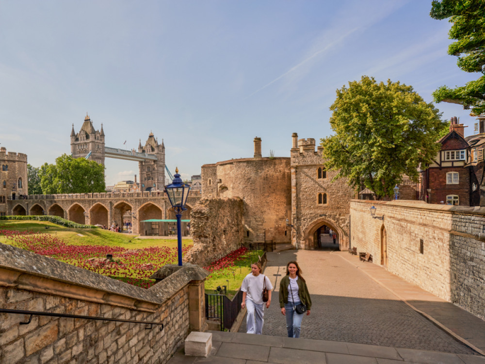 Semi Private Tower of London Combo Tour with Thames River Cruise