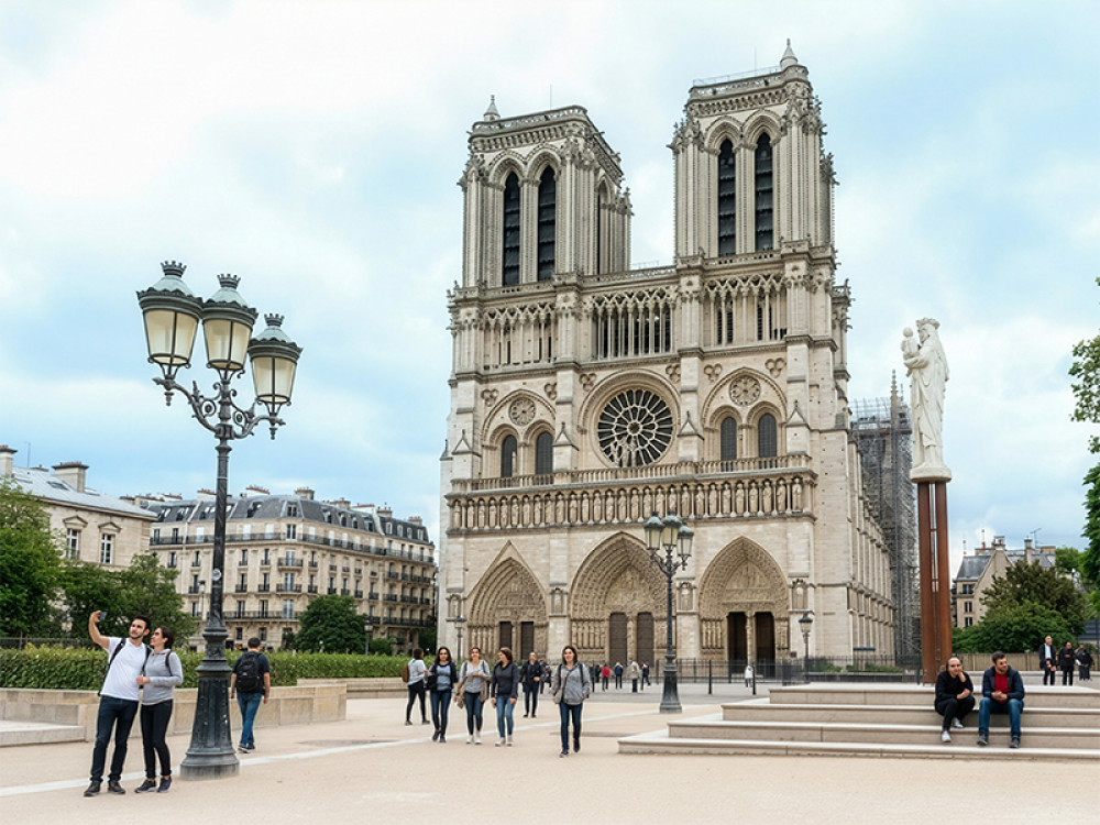 Small Group Notre Dame Tour with Scheduled Entry