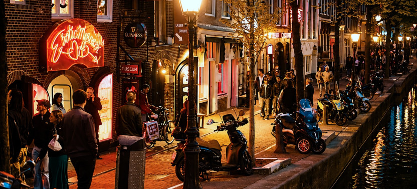 Amsterdam: Red Lights, Religion & Trade - Semi-Private Walking Tour