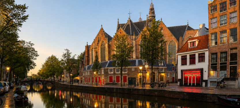 Amsterdam: Red Lights, Religion & Trade - Semi-Private Walking Tour