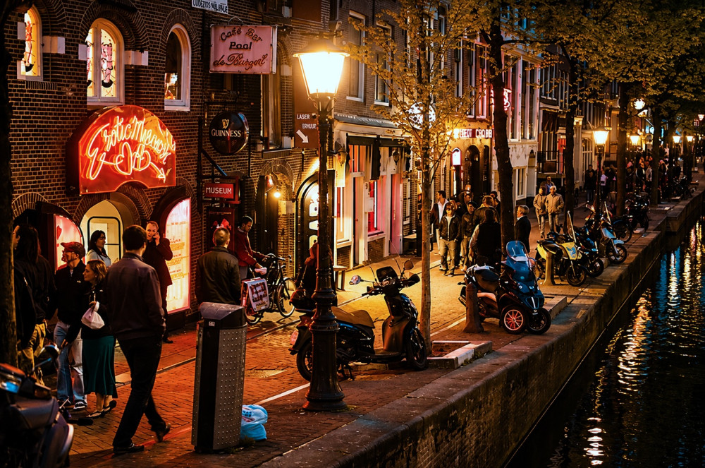 Amsterdam: Red Lights, Religion & Trade Private Walking Tour