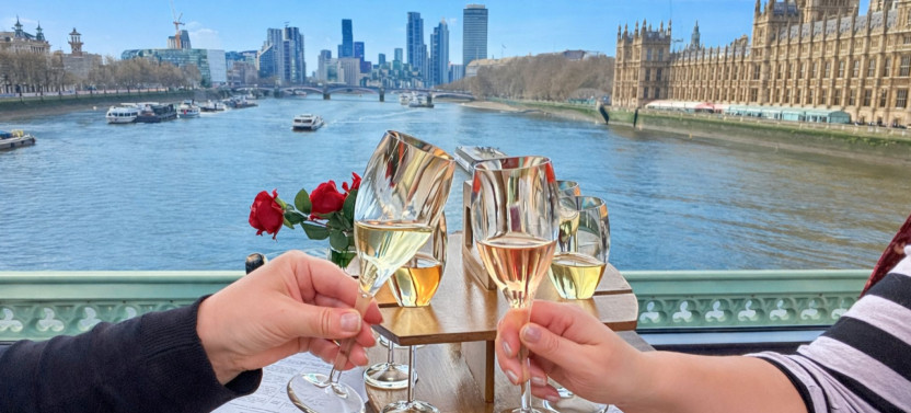 London Tour with Sparkling Wine Tasting & Cheese Pairing (Premium Seating)