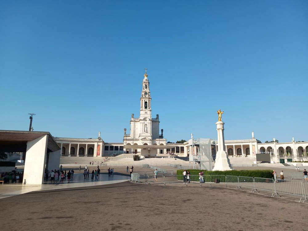 Private One-Way Santiago de Compostela to Lisbon with Porto and Fatima