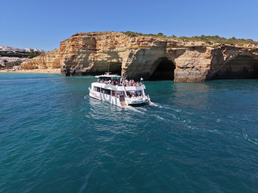 Portimão: Express Benagil Caves & Coastline Catamaran