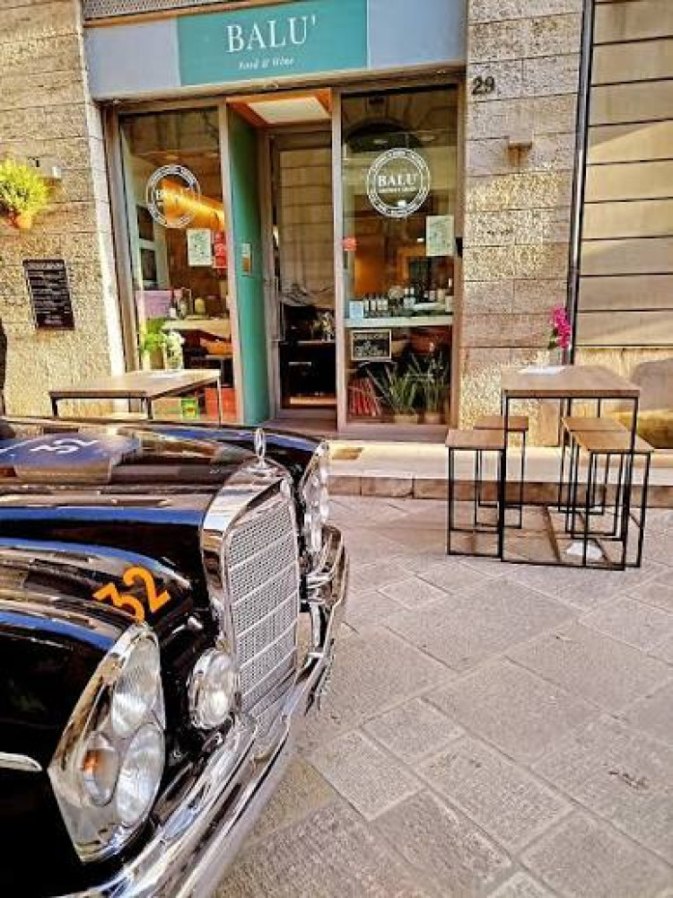Private Mercedes Transfer Monopoli to Lecce with Free Time in Baroque City