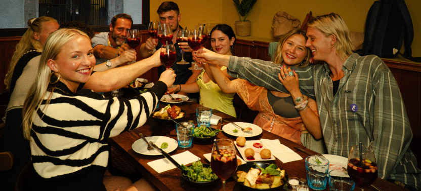 Barcelona: Curated Tapas and Drinks Tour in The Gothic Quarter & El Born