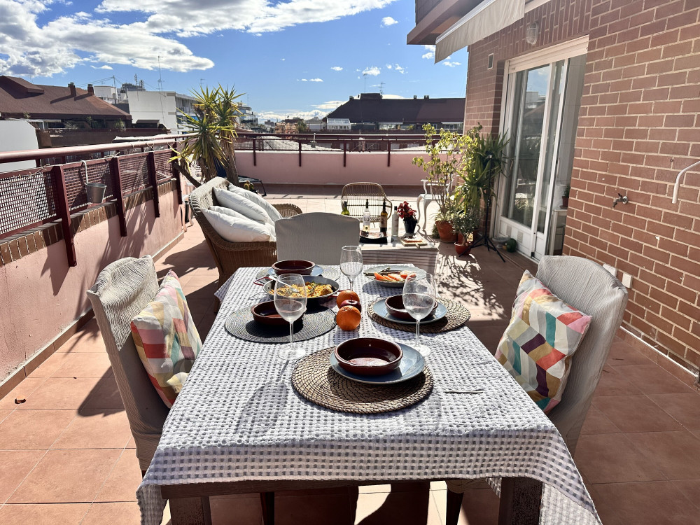 Valencia Art & Traditional Meal in a Local Home + Optional Transfers