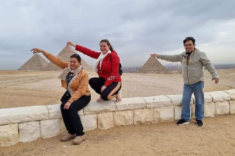 Cairo Private Day-Tour to Giza Pyramids, Sphinx, Egyptian Museum & Bazaar