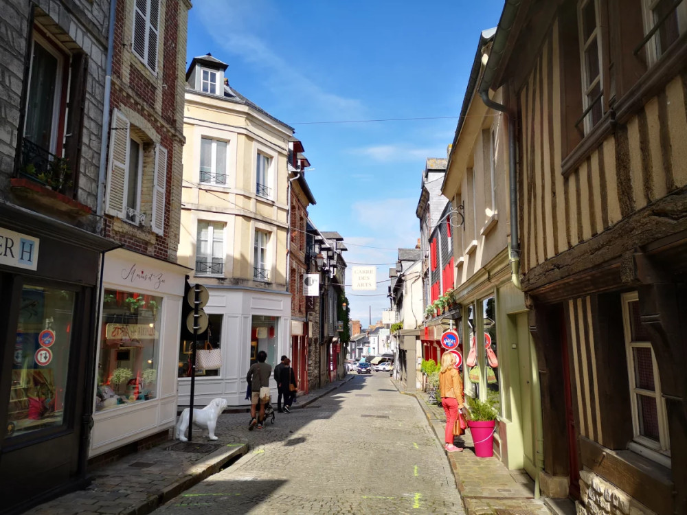 Honfleur Shore Trip: Explore Giverny Gardens & Honfleur with a Guide