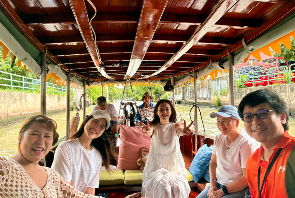 2-hour Bangkok Small-Group EV Canal Tour with Big Buddha Views