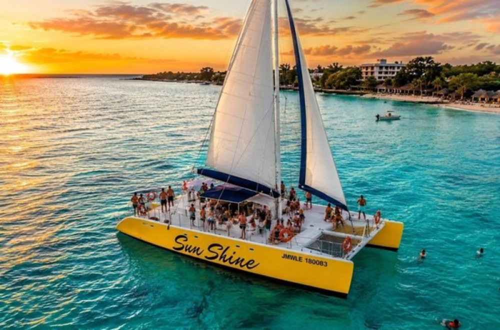 Adults-Only Sunset Booze Cruise with Open Bar to Rick’s Cafe Negril