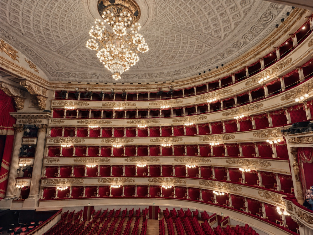 Skip the Line La Scala guided tour experience in French