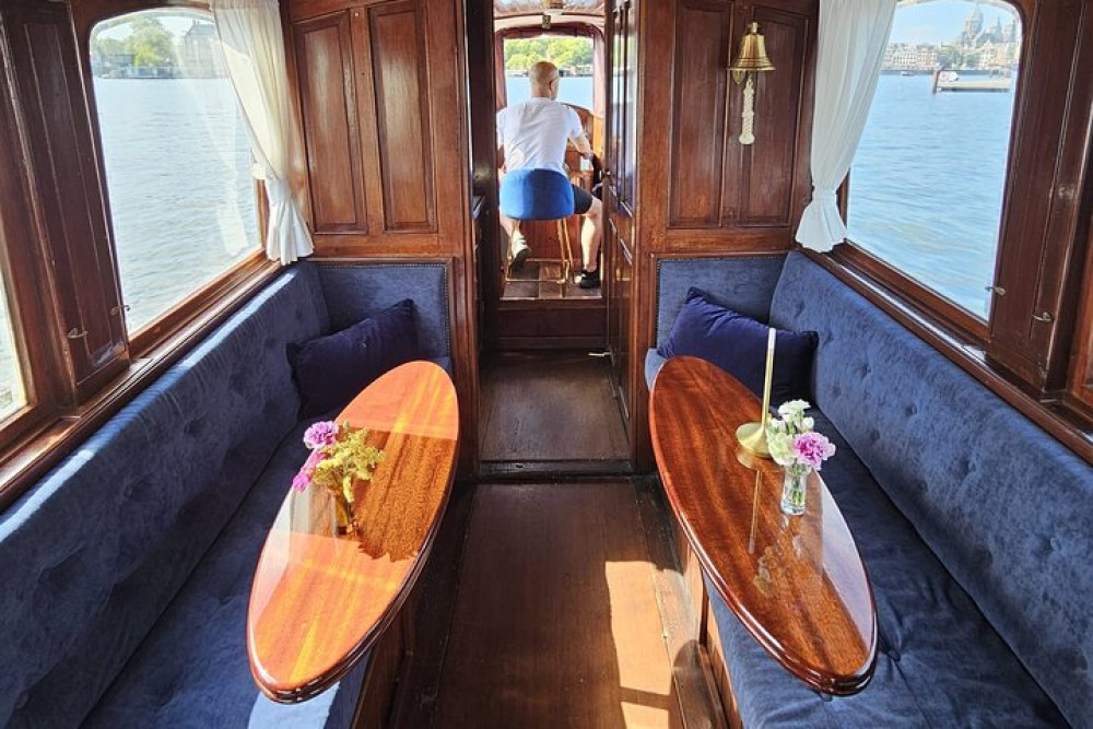 Private Boat Tour with Welcome Drink on a Historic Luxury Saloon Boat