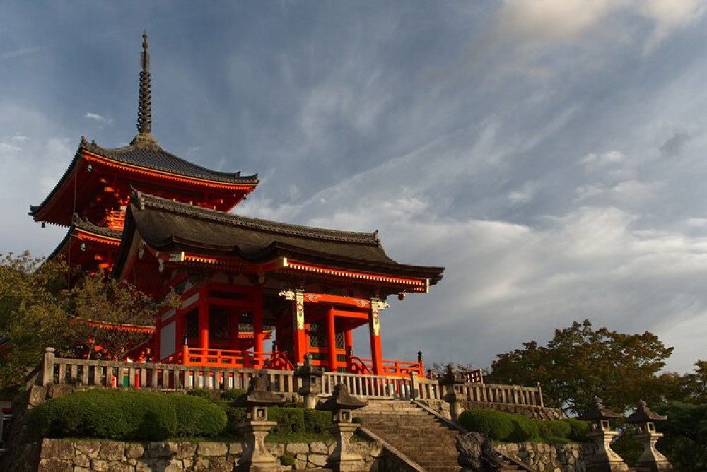 Higashiyama Kiyomizudera and Yasaka Shrine Discovery Walking Tour