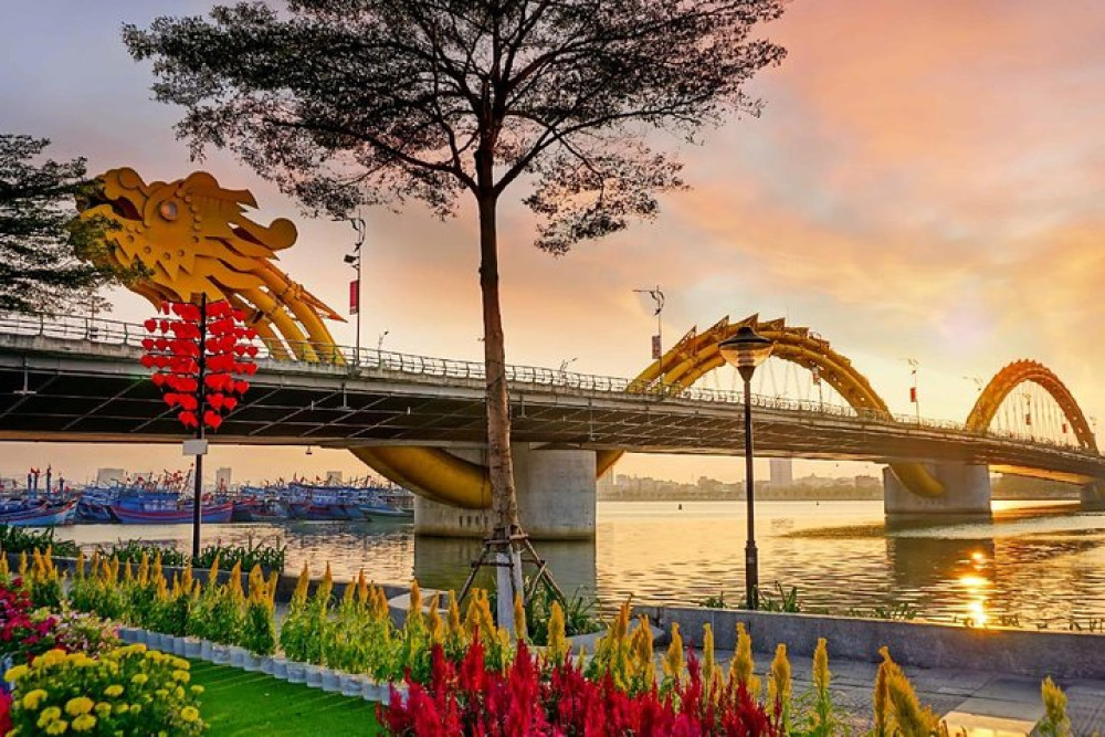 Da Nang 5-Hour Guided Night Tour with Han River Cruise & Markets