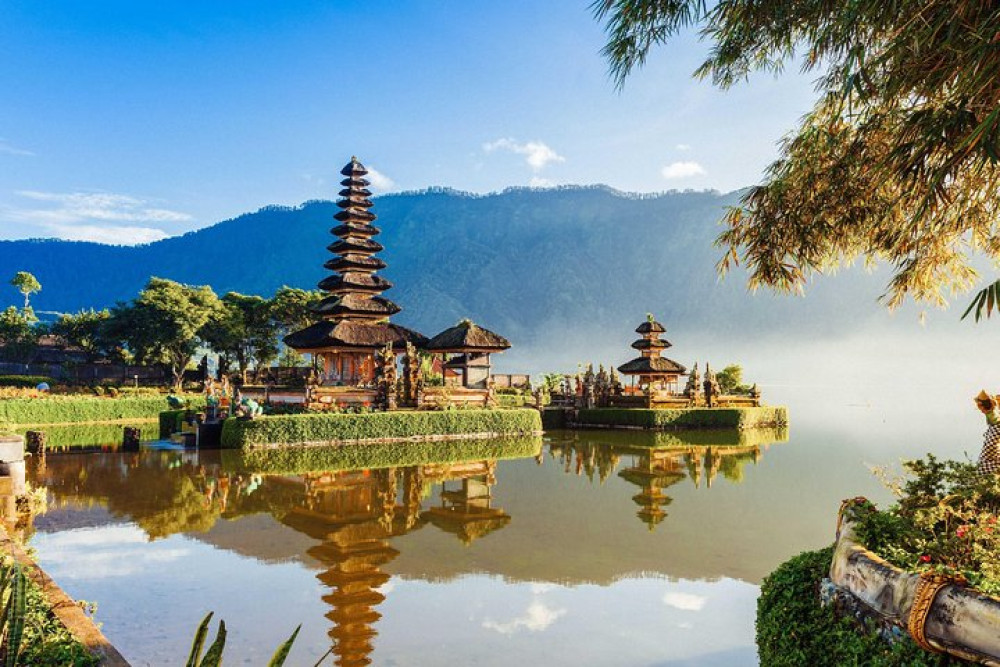 Private North Bali Trekking With Twin Lakes Canoe, Handara Gate & Ulun Danu